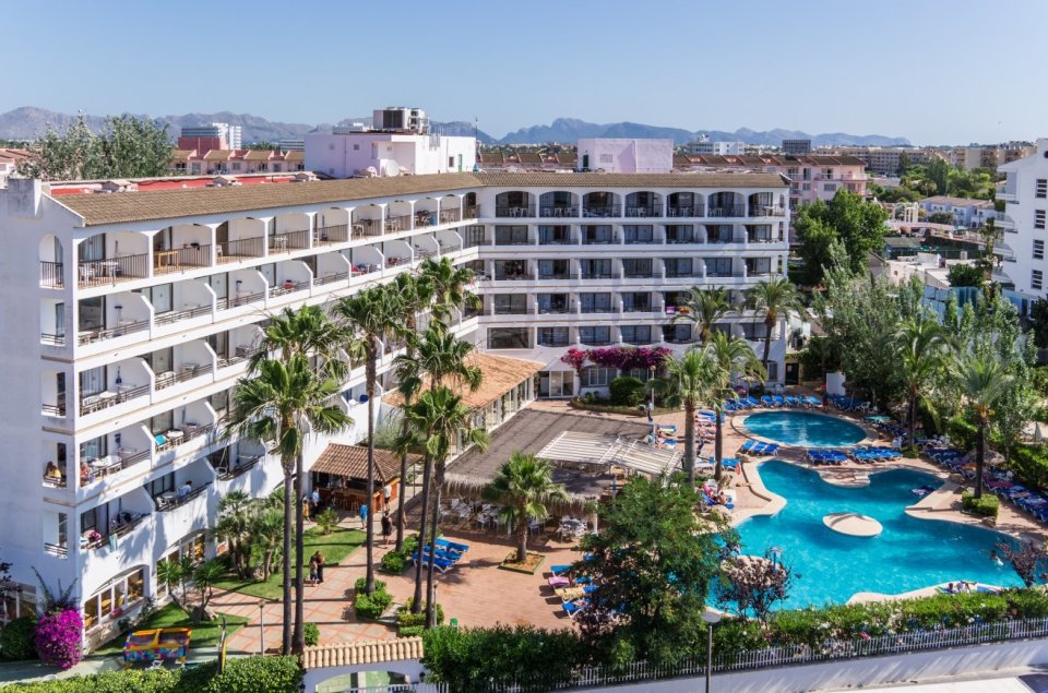 Sol de Alcudia Apartments is a three-star hotel with several swimming pools