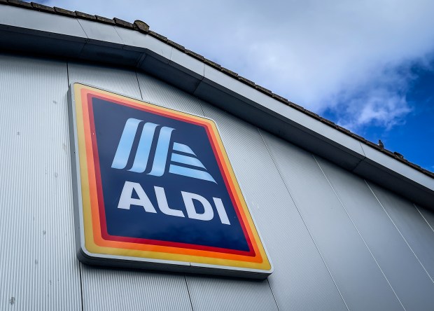 a sign on the side of a building that says aldi