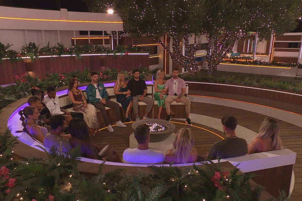 From Lifted Entertainment..Love Island: SR10: Ep40 on ITV2 and ITVX..Pictured: The Islanders gather at the firepit: Zachariah, Molly, Sammy, Jess, Scott, Amber, Tyrique, Ella, Ouzy, Kady, Lochan, Whitney, Mitchel, Abi, Josh and Ella B…This photograph is (C) ITV Plc and can only be reproduced for editorial purposes directly in connection with the programme or event […]