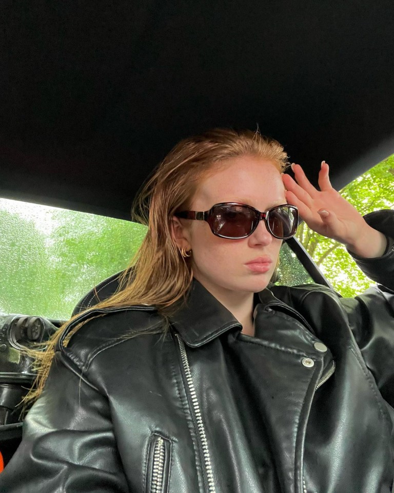 Maisie looked incredible in a oversized leather jacket and sunglasses