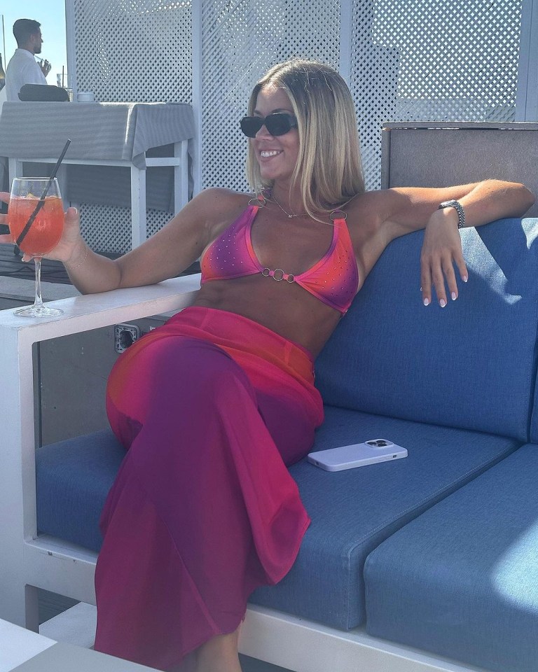 Hollie Shearer sent fans wild by showing off her tan lines in a bikini