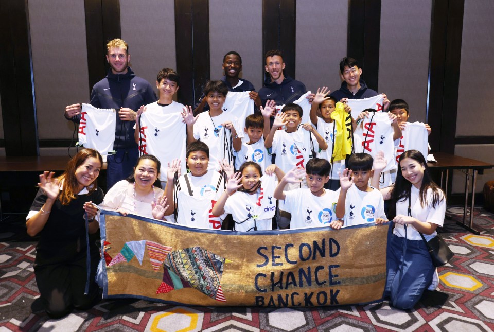 Spurs stars helped the children to repurpose some of last season’s shirts into new school bags