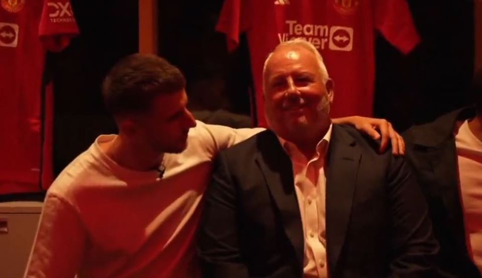 Mason Mount sat in the Old Trafford dressing room with dad Tony