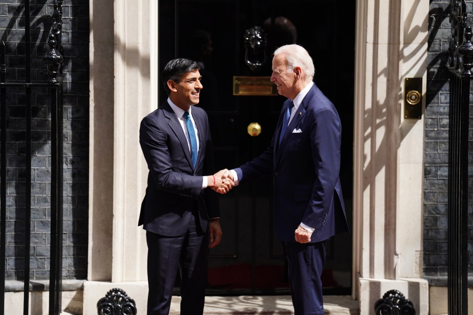 Rishi Sunak welcoming the President at No10 this morning with a handshake