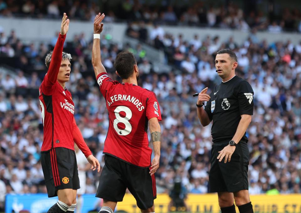 Bruno Fernandes and Alejandro Garnacho appeal for a penalty