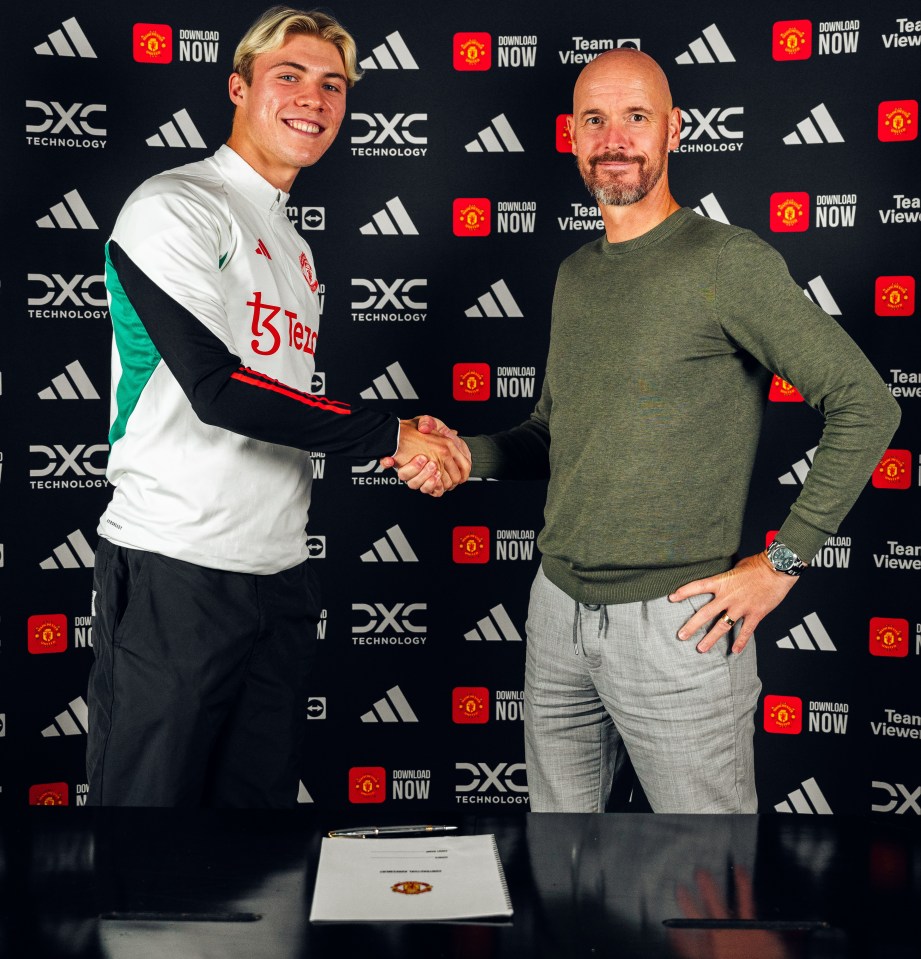 Rasmus Hojlund shaking hands with Man Utd boss Erik ten Hag