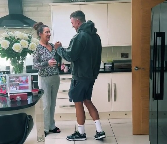 The star surprised his mum with a bottle of champers