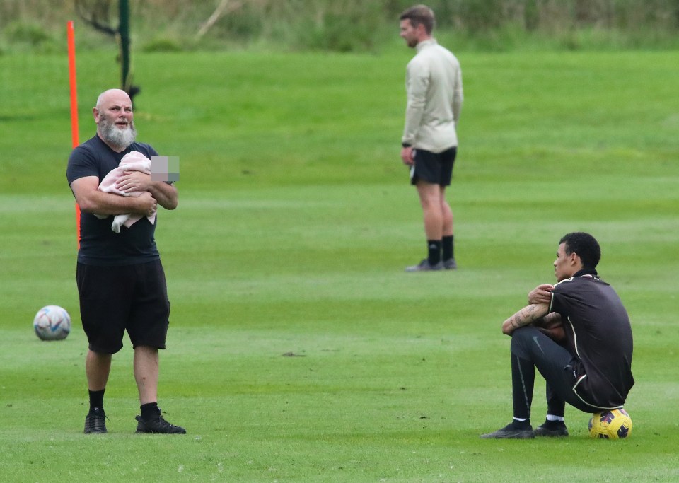 The star's dad and baby joined in on the practice