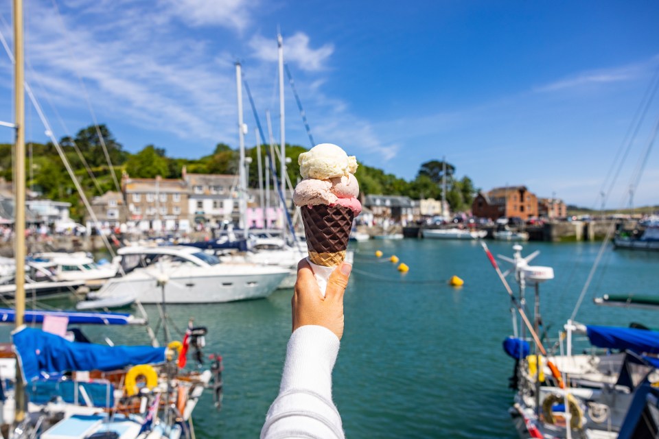 A seaside expert has revealed the popular beach holidaymakers should avoid during the day