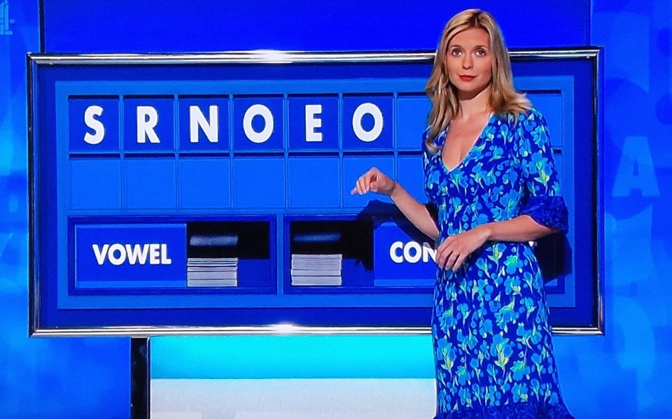 Rachel stunned viewers in a gorgeous plunging floral dress