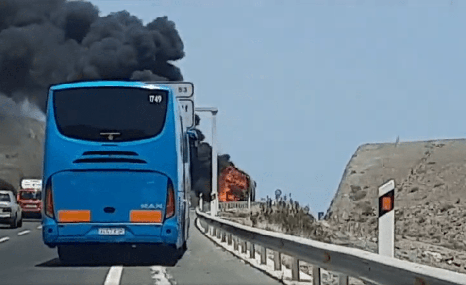 The bus burst into flames on the motorway near to Salobre