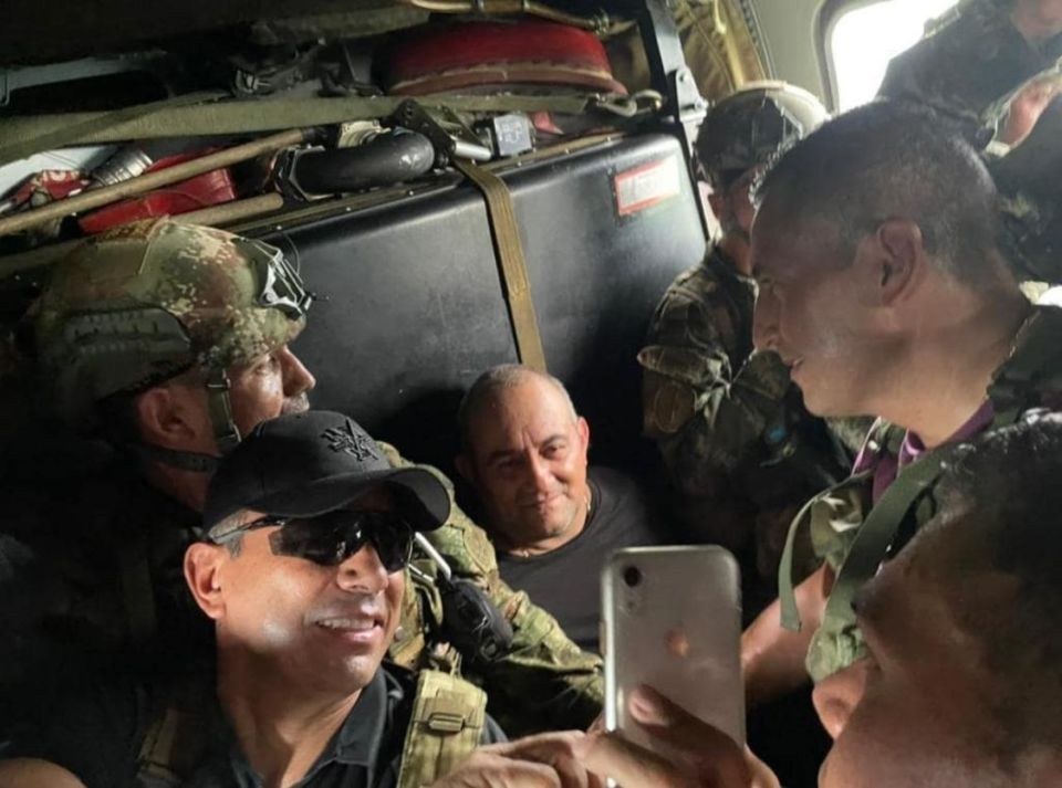 Colombia's elite forces take a selfie with their infamous prisoner