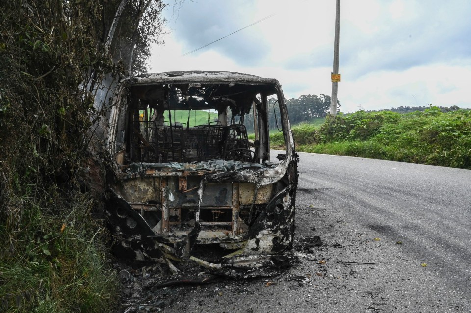 A bus burned by the Gulf Clan in revenge for Otoniel's extradition last year