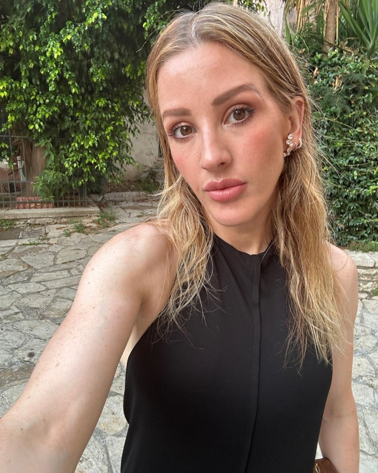 Ellie posed for a series of snaps and told her followers to 'keep going'