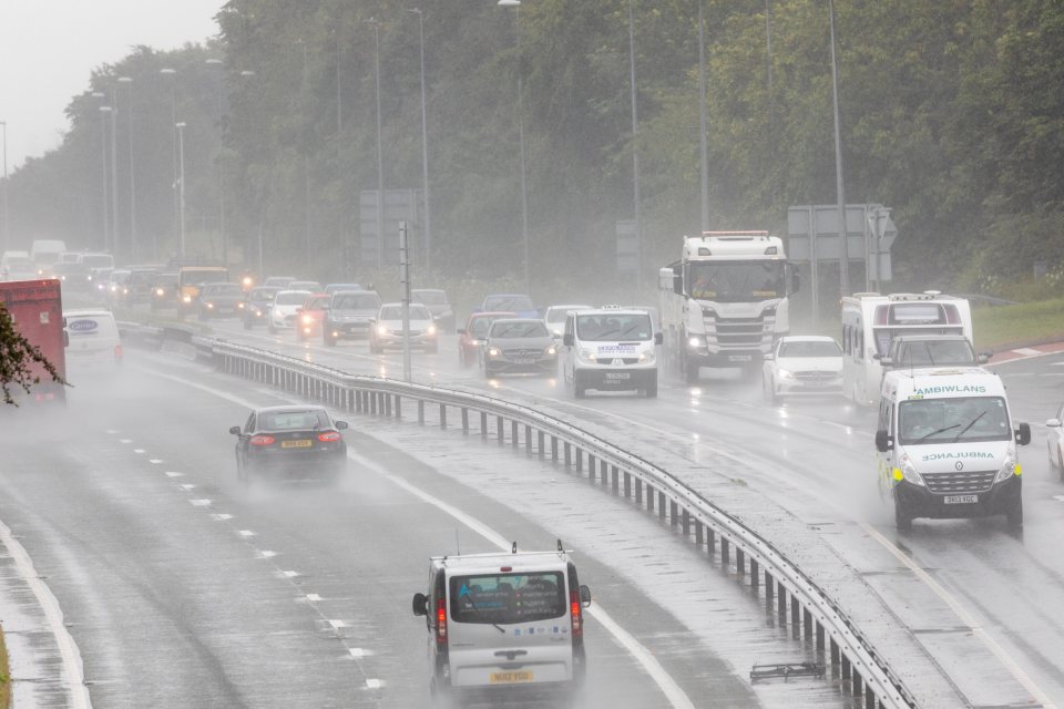 The Met Office has issued a list of tips for drivers set to face heavy rain and strong winds on the roads this weekend.