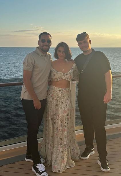 The soap star looked stunning as she posed with fiance Kean, left, and a pal