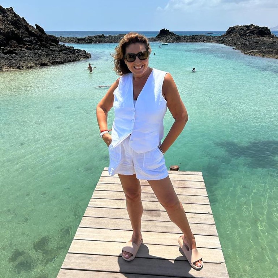 Fans are all asking the same thing after seeing Jane McDonald pose in ‘stunning’ white co-ord