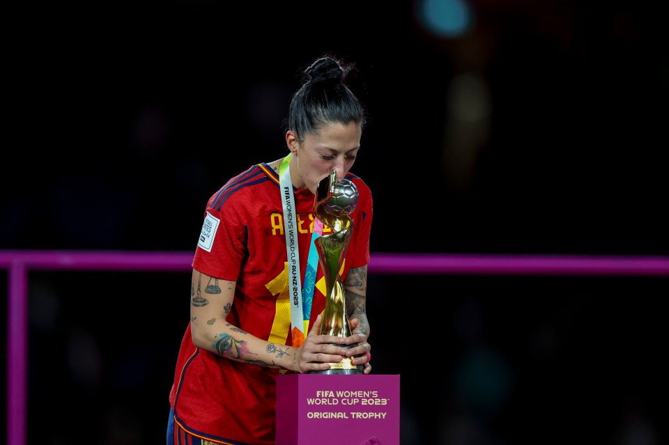 Hermoso later got her hands on the World Cup trophy