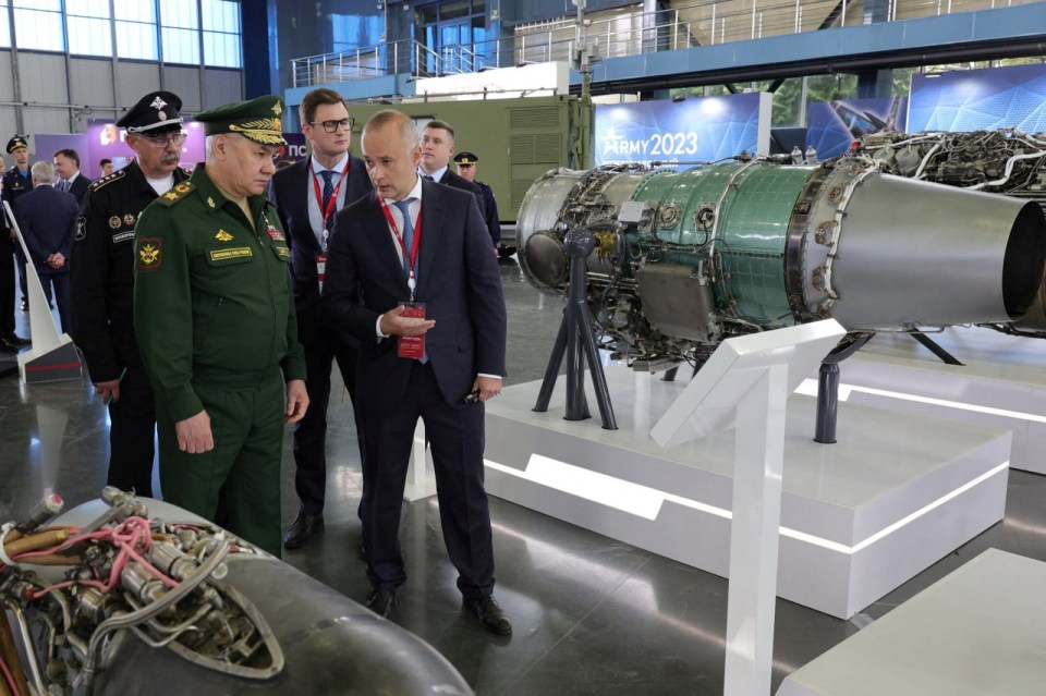 Sergei Shoigu opened the exhibition in Kubinka