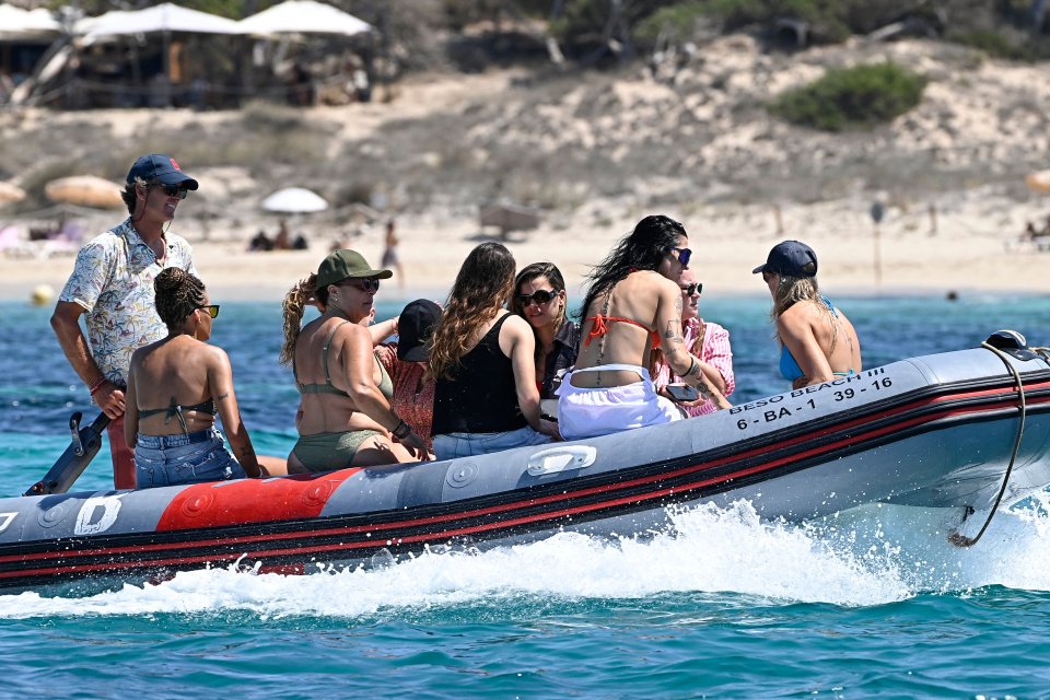 Making a splash as Salma Paralluelo, Jennifer Hermoso, Alexia Putellas and Misa Rodriguez let theiR hair down