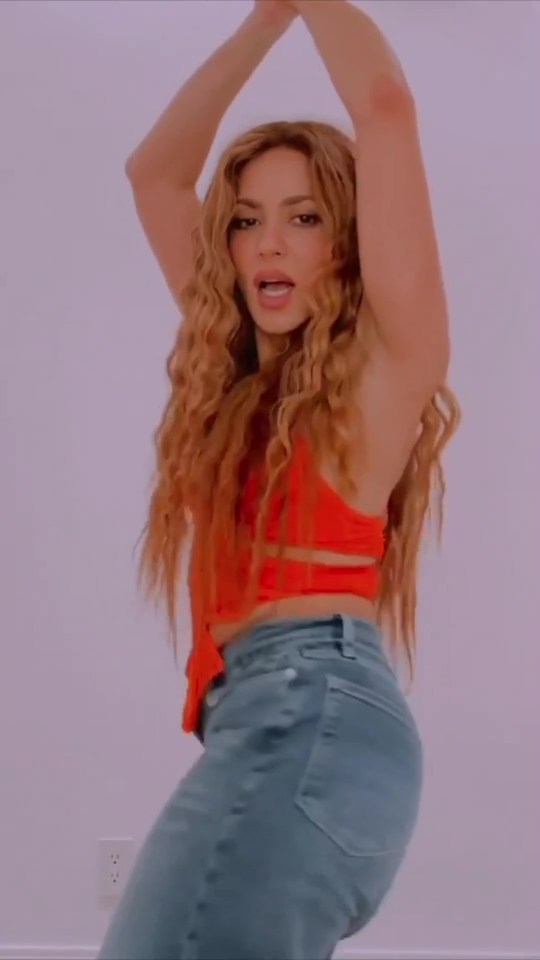 Shakira showed off her stunning figure while lipsyncing her song Copa Vacia