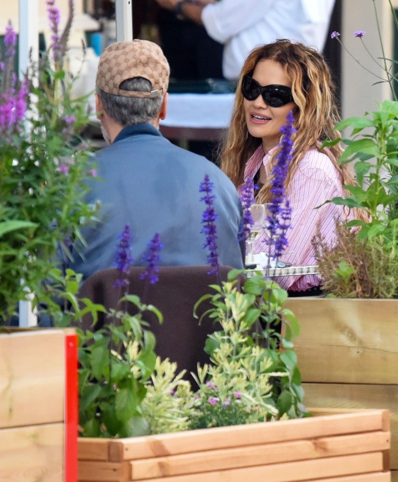 She could be seen chatting to husband Taika at the London eatery