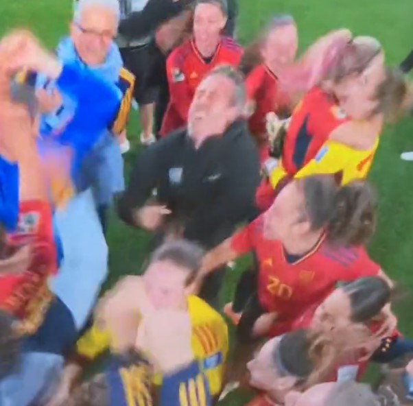 Jorge Vilda tried to get involved with his players' celebrations