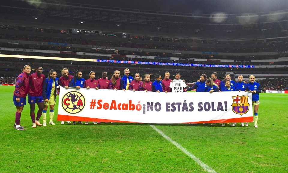 Female footballers from Barcelona and Club América held a 'You are not alone' banner