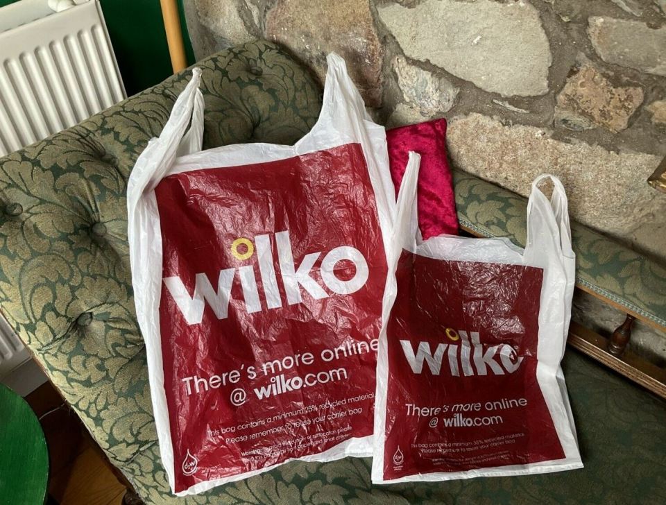 Other sellers have been trying to flog more recent shopping bags on eBay