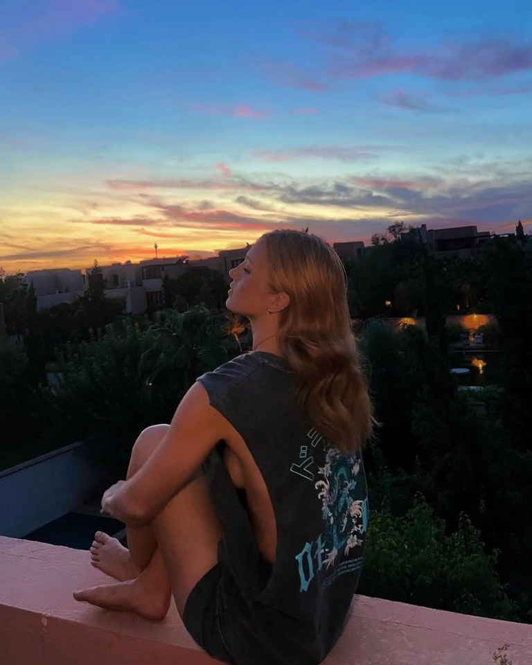 Maisie Smith looked incredible watching the sunset during her seventh holiday this year