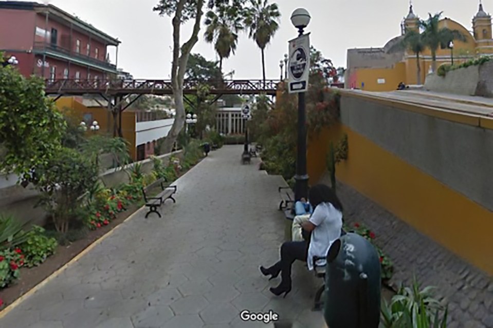 The pair were apparently enjoying a romantic rendezvous by Lima's Puente de los Suspiros de Barranco, or Bridge of Sighs of the Ravine