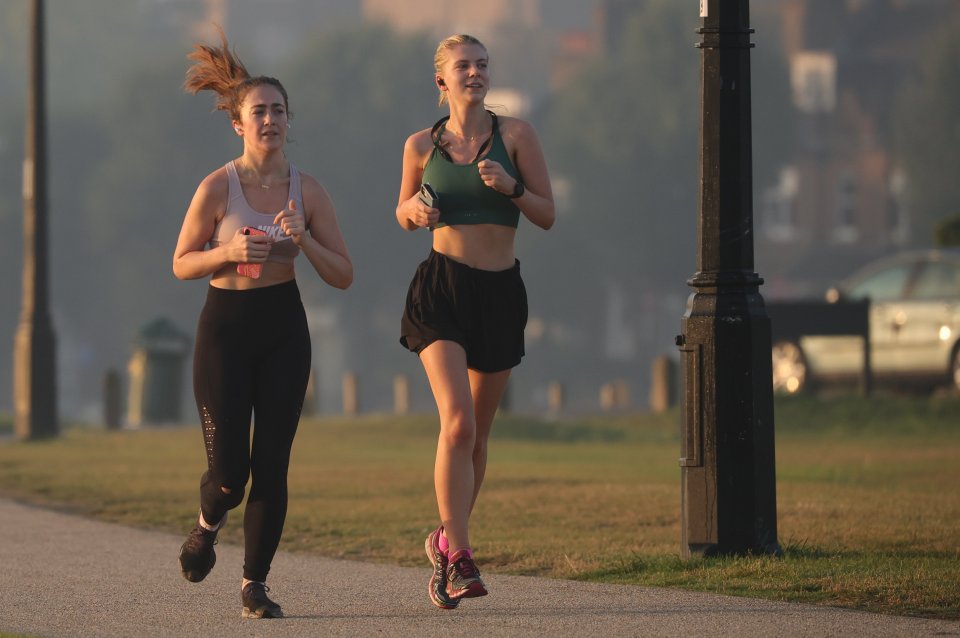 Runners in London this morning soaking up the sun