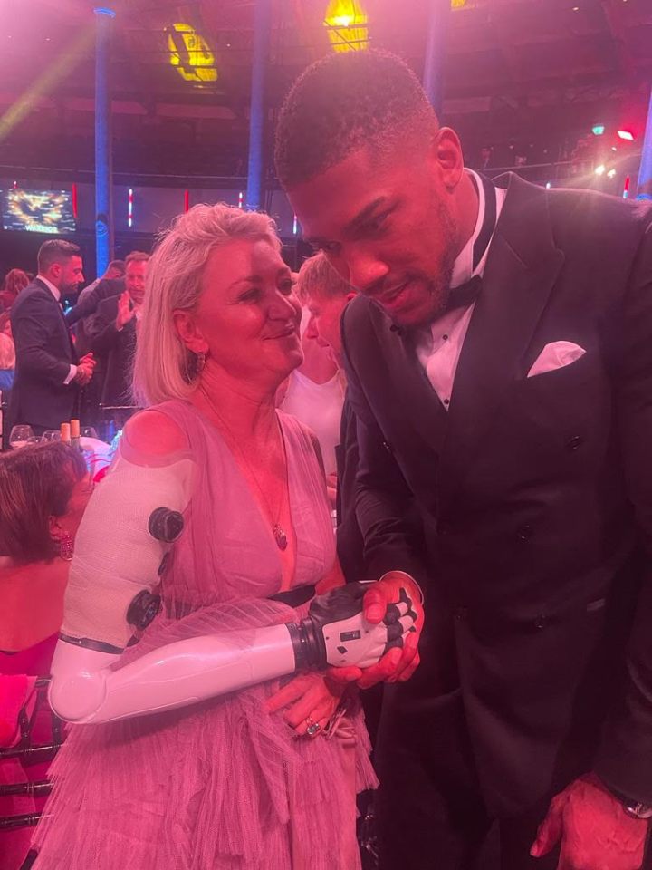 Boxing champ Anthony Joshua meets Sarah de Lagarde, who has a £250k AI bionic arm that can read her mind, she nominated the London Air Ambulance team who saved her life, in the 999 Hero category