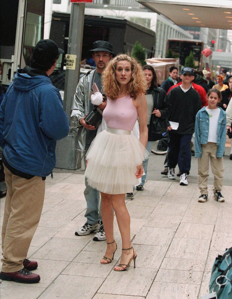 Mandatory Credit: Photo by Alex Oliveira/Shutterstock (289668f)..SARAH JESSICA PARKER..SEX IN THE CITY FILM SET ON 5TH AVENUE AND 58TH STREET, NEW YORK, AMERICA - 1998