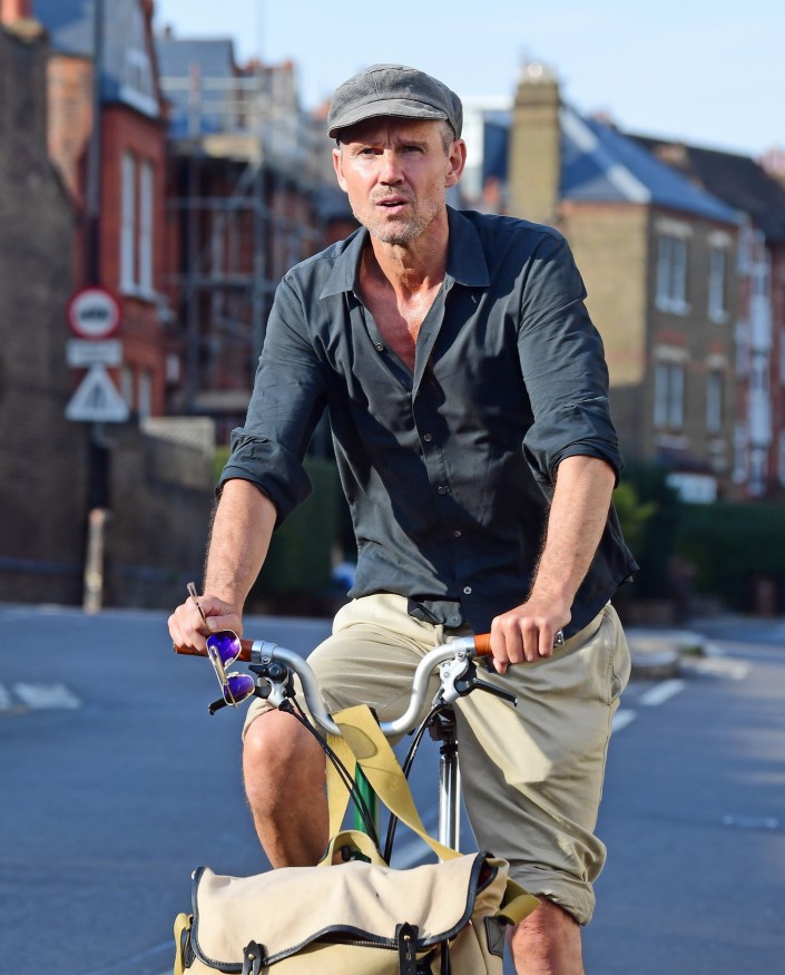 BGUK_2728708 - *EXCLUSIVE* London, UNITED KINGDOM - Jason Orange looks suave and handsome while sporting a new Buzz Cut and a trendy Kepi Hat as he finds an alternative way of getting around the capital on his bike. Jason had quit the iconic boy band back in 2014 which he had been member of for over 20 years as he stepped out for the limelight to reportedly live a "normal life". Pictured: ¿¦¿¿¿¿¿¿ BACKGRID UK 14 SEPTEMBER 2023 BYLINE MUST READ: NASH / BACKGRID UK: +44 208 344 2007 / uksales@backgrid.com USA: +1 310 798 9111 / usasales@backgrid.com *Pictures Containing Children Please Pixelate Face Prior To Publication*