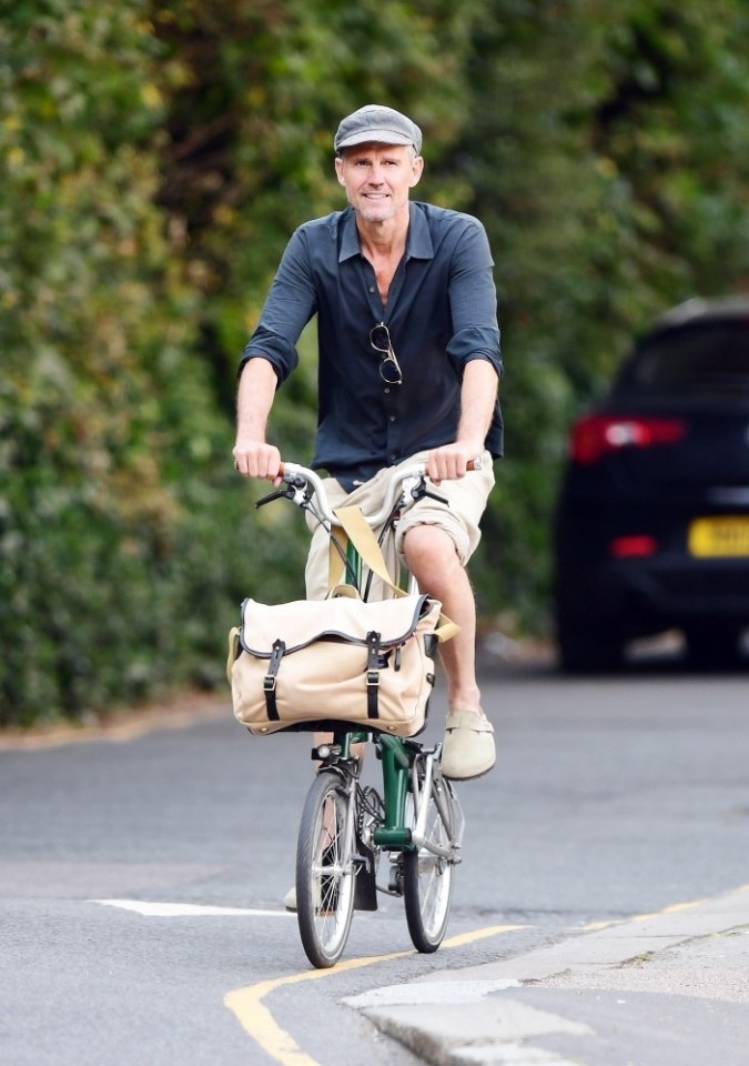 BGUK_2728708 - *EXCLUSIVE* London, UNITED KINGDOM - Jason Orange looks suave and handsome while sporting a new Buzz Cut and a trendy Kepi Hat as he finds an alternative way of getting around the capital on his bike. Jason had quit the iconic boy band back in 2014 which he had been member of for over 20 years as he stepped out for the limelight to reportedly live a "normal life". Pictured: Jason Orange BACKGRID UK 14 SEPTEMBER 2023 BYLINE MUST READ: NASH / BACKGRID UK: +44 208 344 2007 / uksales@backgrid.com USA: +1 310 798 9111 / usasales@backgrid.com *Pictures Containing Children Please Pixelate Face Prior To Publication*