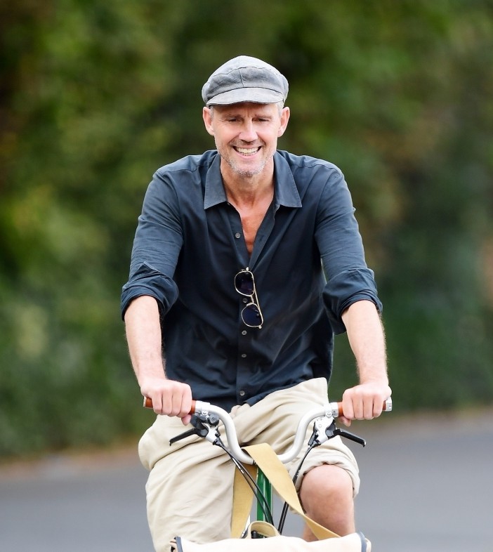 BGUK_2728708 - *EXCLUSIVE* London, UNITED KINGDOM - Jason Orange looks suave and handsome while sporting a new Buzz Cut and a trendy Kepi Hat as he finds an alternative way of getting around the capital on his bike. Jason had quit the iconic boy band back in 2014 which he had been member of for over 20 years as he stepped out for the limelight to reportedly live a "normal life". Pictured: ¿¦¿¿¿¿¿¿ BACKGRID UK 14 SEPTEMBER 2023 BYLINE MUST READ: NASH / BACKGRID UK: +44 208 344 2007 / uksales@backgrid.com USA: +1 310 798 9111 / usasales@backgrid.com *Pictures Containing Children Please Pixelate Face Prior To Publication*