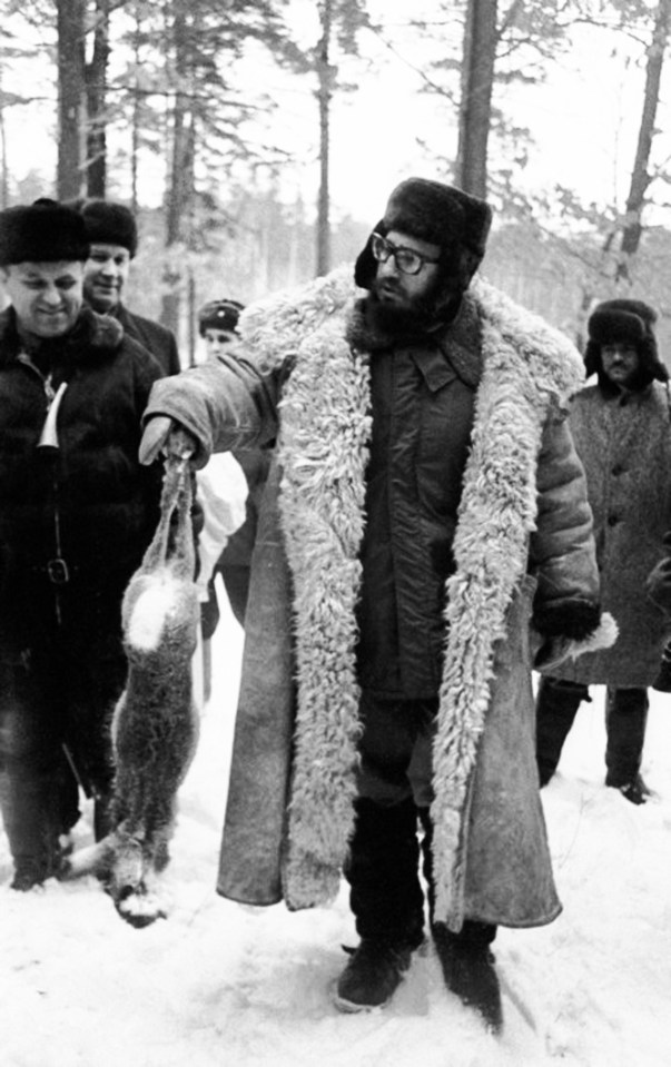 Fidel Castro in a fur hat holding his hunting trophy in Zavidovo, Tver region.