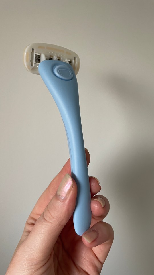 The ergonomic design of the steel handle allows for precision shaving