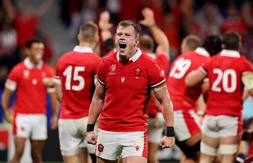 Wales roar into the quarter-finals