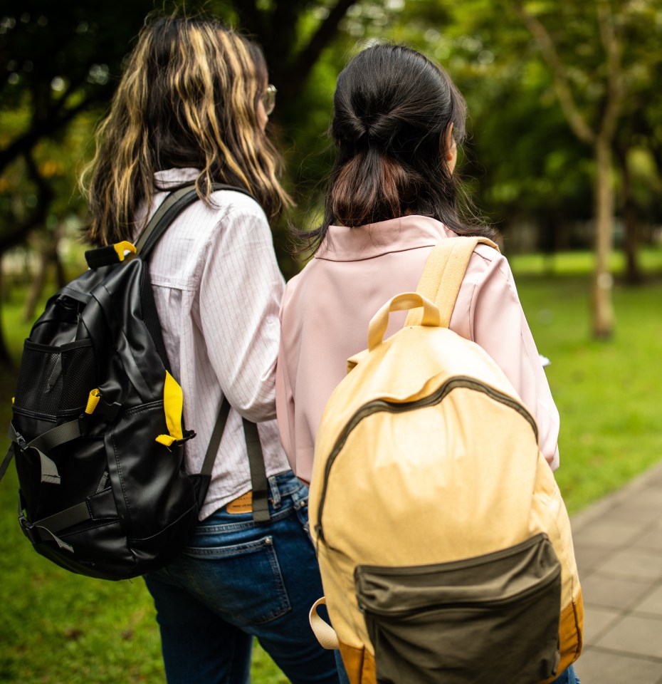 The fashion for large bags such as totes, can cause health issues for youngsters