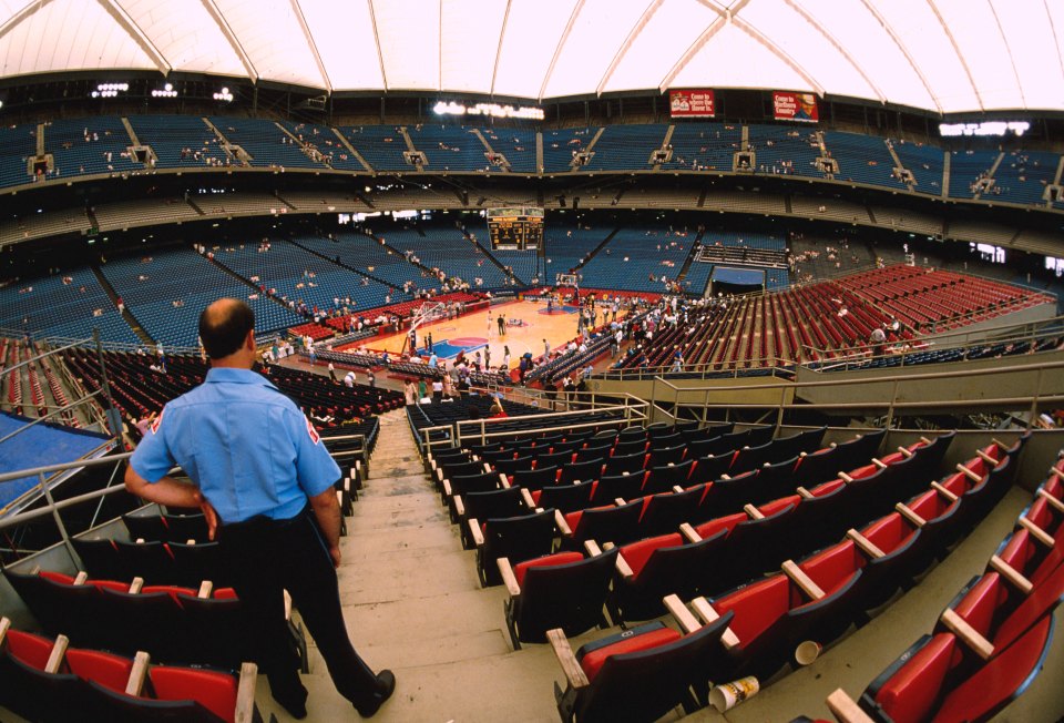 The roof of the stadium collapsed in the first year of its use under heavy snow, and while it was fixed it continued to prove faulty over the years