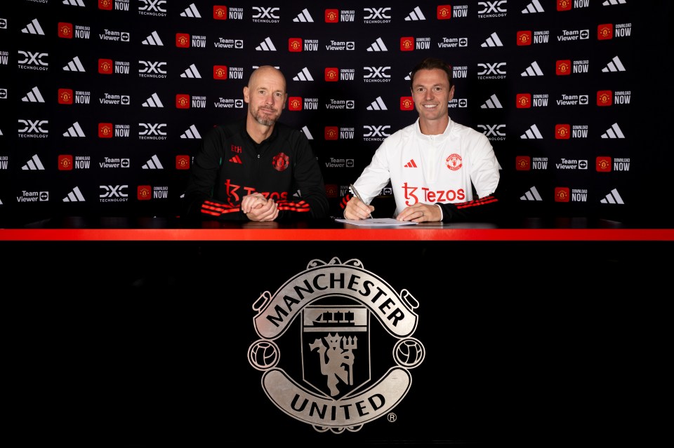 Jonny Evans has signed a one-year deal at Manchester United