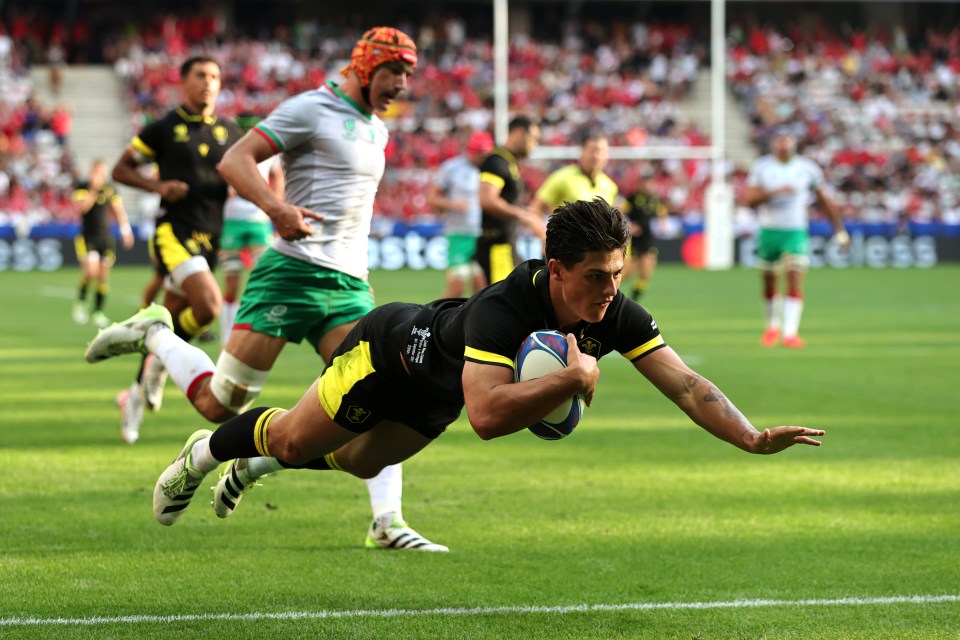 Louis Rees-Zammit scores Wales' first try of the afternoon