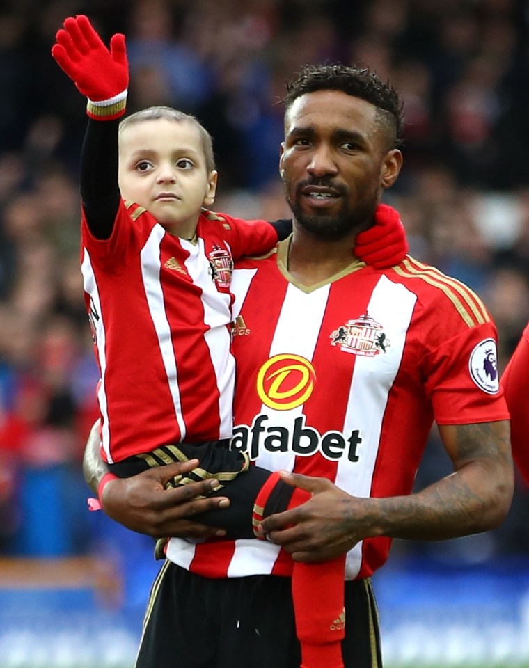 Jermain Defoe pictured with mascot Bradley in 2017