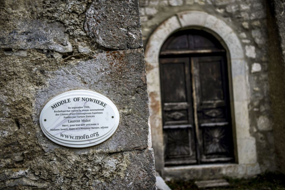 A plaque that announces the village as literally the 'Middle of Nowhere'