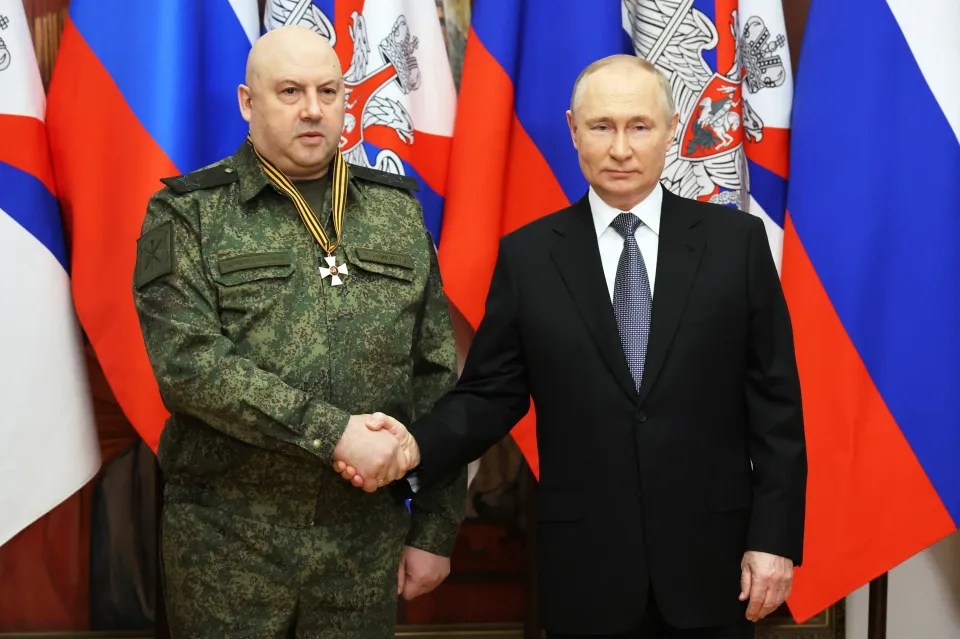 Putin with one of his top generals, Sergey Surovikin, who at one point was feared dead