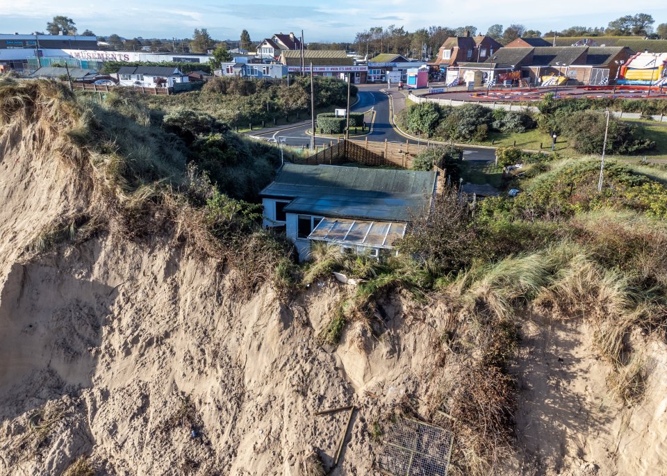 A home teeters on the edge of a cliff in Hemsby, Norfolk