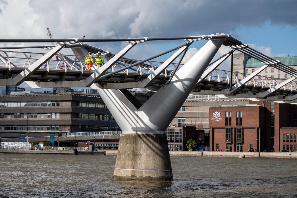 The foot bridge connects St Pau;'s Cathedral to the Tate Modern