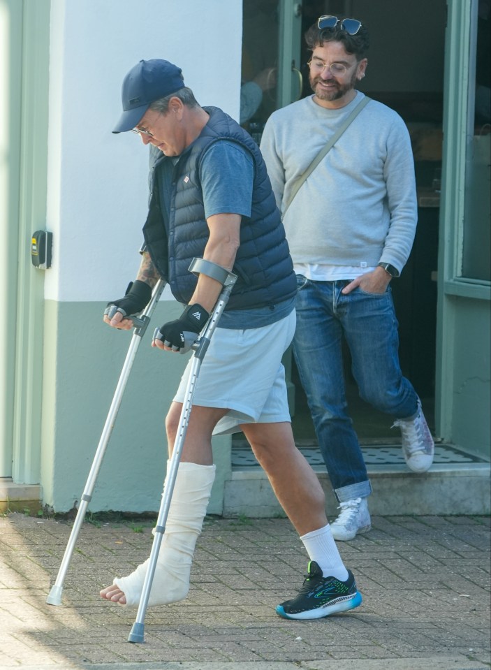 Stephen put his cast on display during the outing